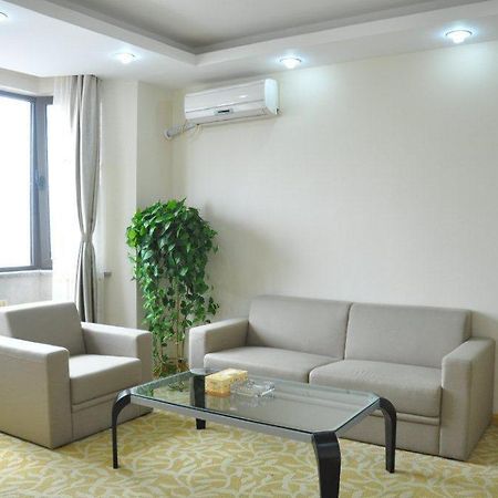 Super 8 Hotel Qingdao Railway Station Gui Zhou Road エクステリア 写真