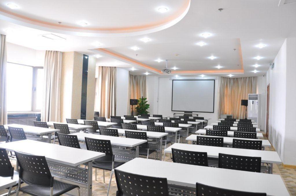 Super 8 Hotel Qingdao Railway Station Gui Zhou Road エクステリア 写真